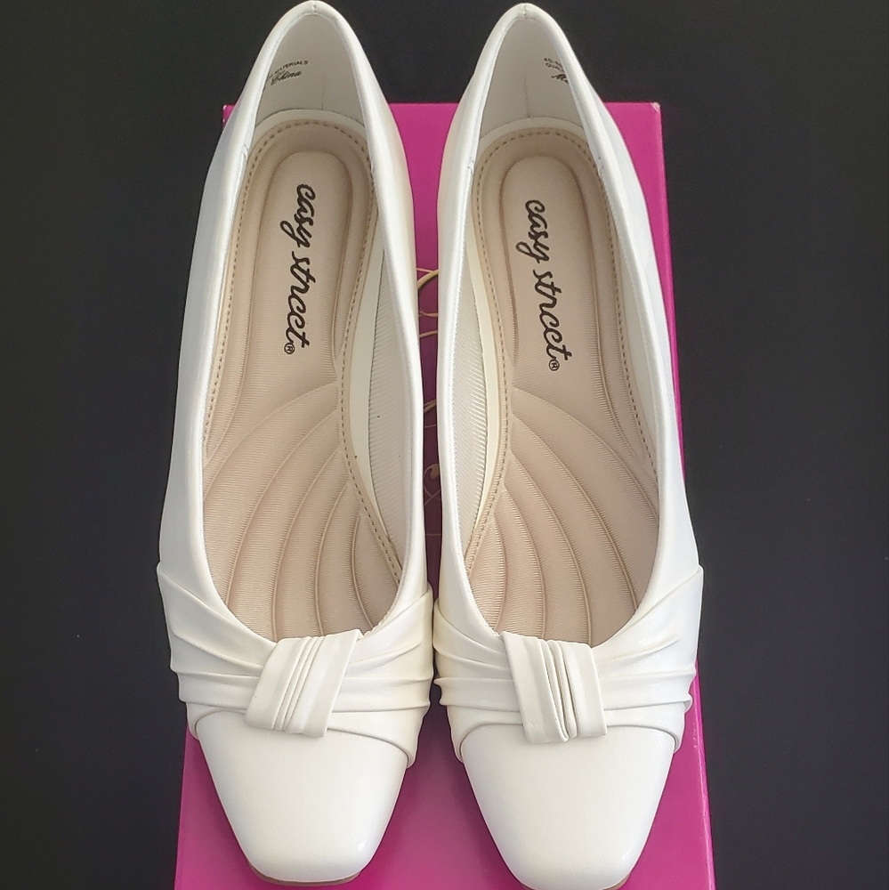 Easy Street Women's White Casual Shoes. Size 6M